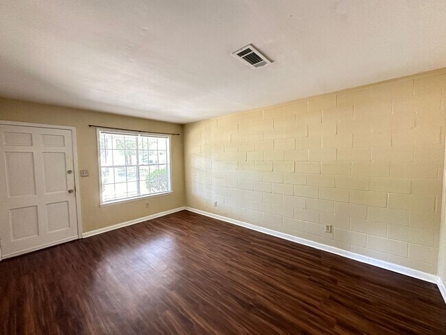 Foto del edificio - 2 bedroom 1 bath duplex available for rent!