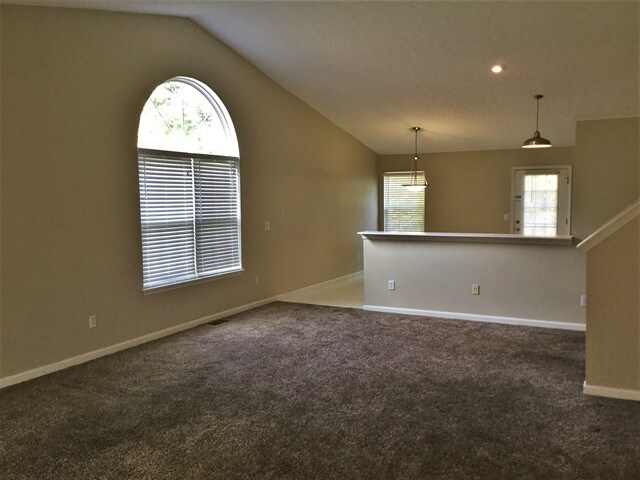 Foto del edificio - 3319 Whispering Woods Drive
