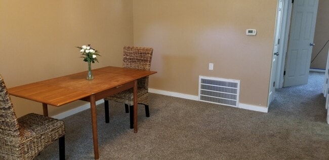 Building Photo - 904 Luster Ln