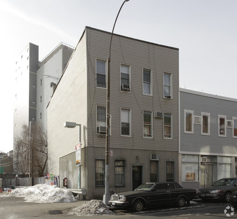 Primary Photo - 204 Greenpoint Ave