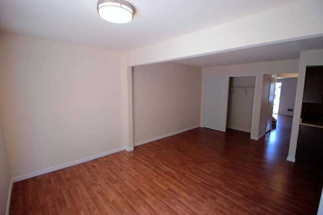Building Photo - Charming 3BR Townhome in Newark
