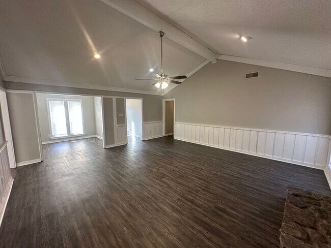 Foto del edificio - 6028 Tall Willow Dr