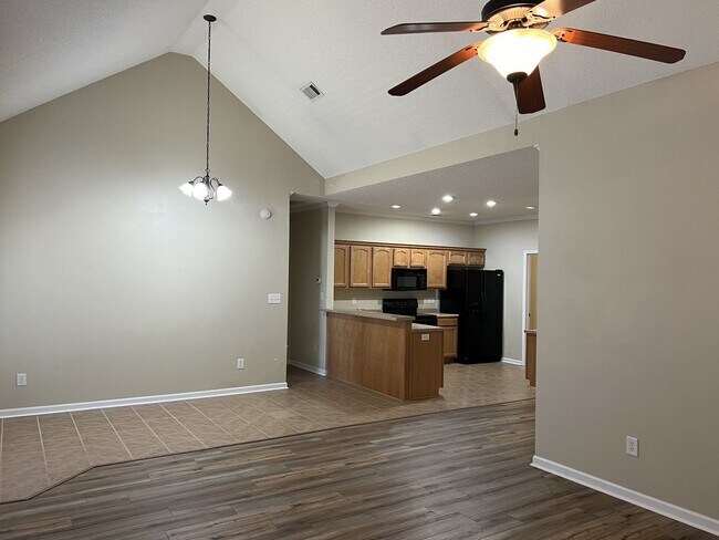 Foto del edificio - Convenient to RAFB and I-75, shopping and ...