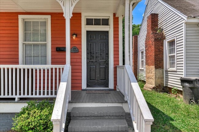 Building Photo - 256 Walker St
