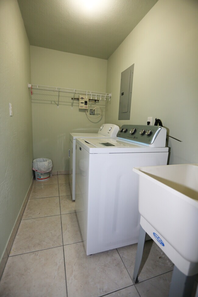 Foto del edificio - 900 SW 8th Ave