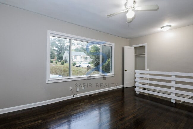 Building Photo - 1123 Graymont Dr SW