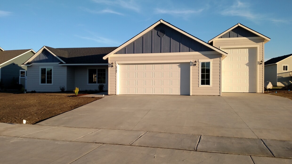 Primary Photo - Newer 3/2 Rathdrum Rancher with RV Garage