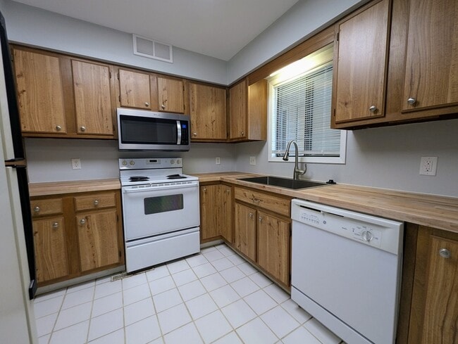 Building Photo - 310 N 11th St