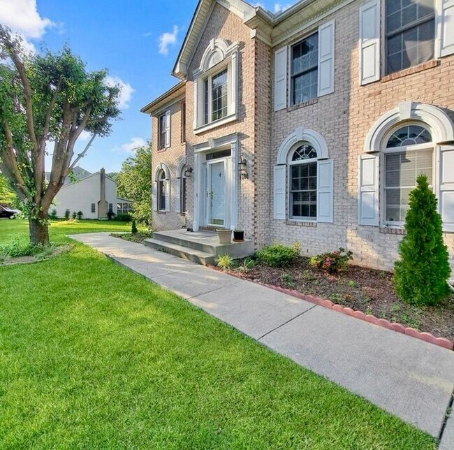 Foto del edificio - Amazing 5 BR/3.5 BA Single-Family Home in ...