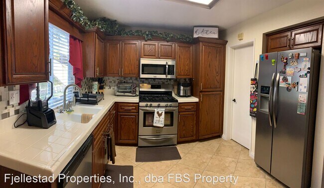 Building Photo - 3 br, 2.5 bath House - 1436 Ashford Castle...
