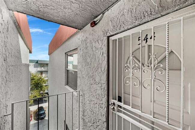 Foto del edificio - 1750 W 46th St