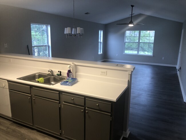 Building Photo - 1212 River Oaks Dr