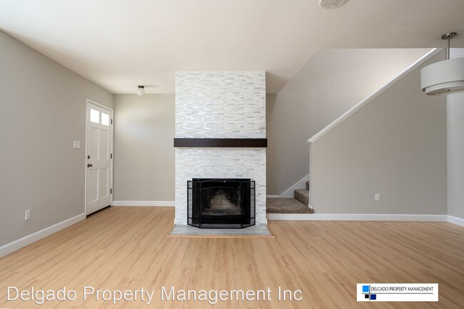 Building Photo - 2 br, 2.5 bath House - 738 Military East