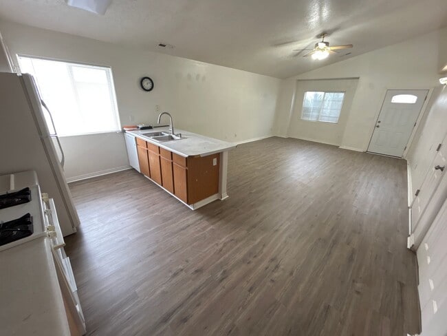 Building Photo - Cedar Blvd Home For Rent!!