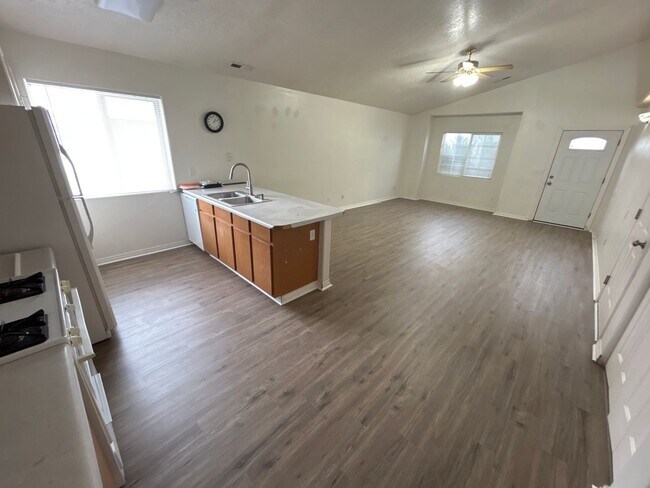 Foto del edificio - Cedar Blvd Home For Rent!!