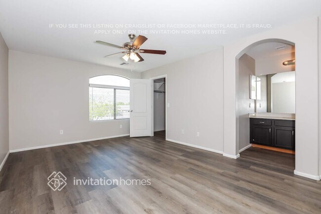 Foto del edificio - 1382 E Penny Ln