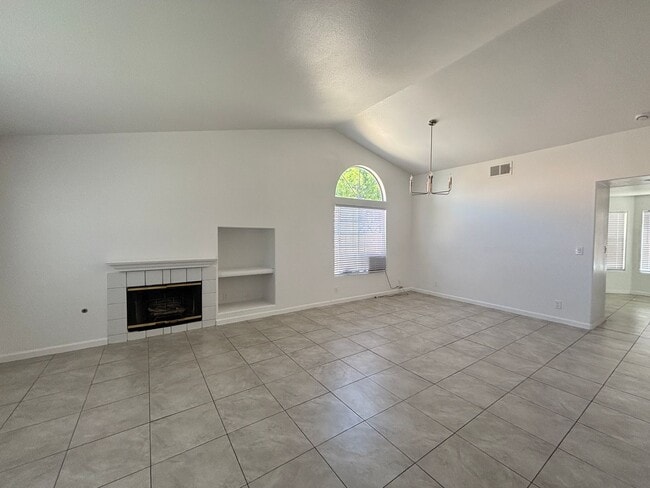Building Photo - (APPLICATION PENDING) Renovated Spacious East Lancaster Single Story Home