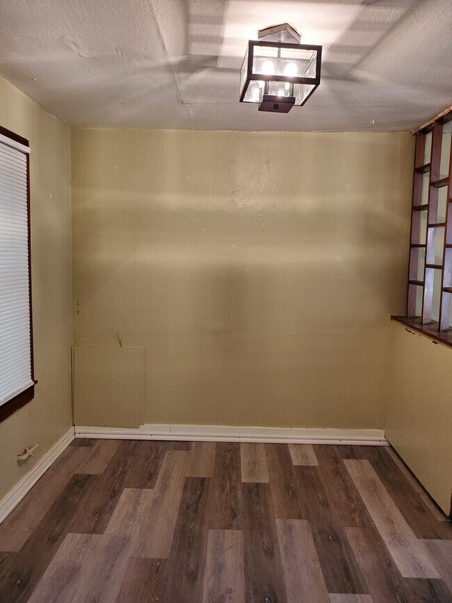 Foto del edificio - 1 BED 1 BATH DOWNSTAIRS GARAGE APT IN CAPITAL HILL AREA