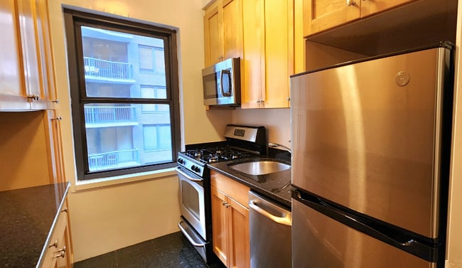 Building Photo - 141 E 56th St