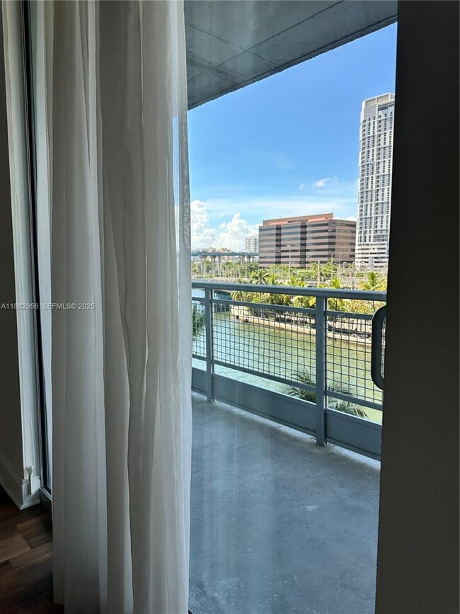 Foto del edificio - 690 SW 1st Ct