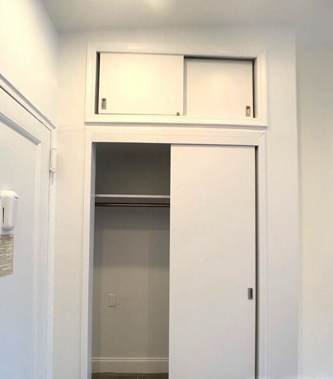 Foto del edificio - 225 E 10th St