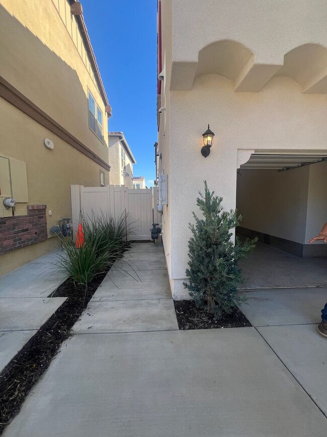 Building Photo - Camarillo - Brand New 4 bedroom, 3.5 home in