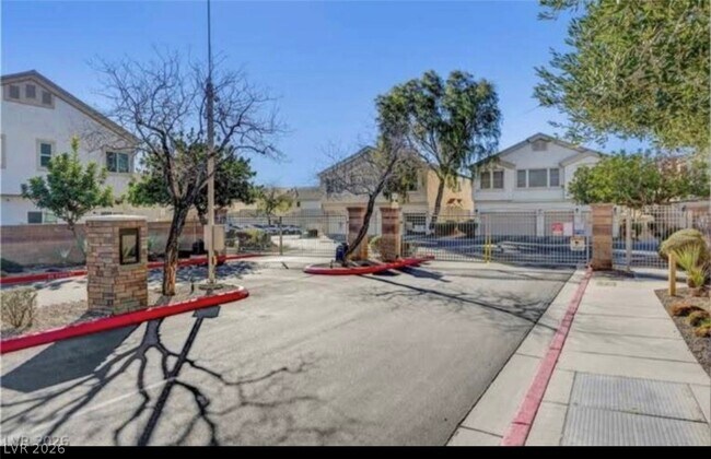 Foto del edificio - 3063 Errol Flynn St