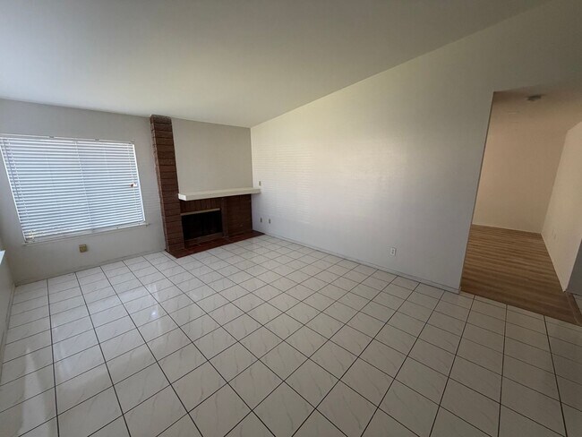 Foto del edificio - Rare 4 Bedroom Home with Spacious Layout in Prime La Puente Neighborhood