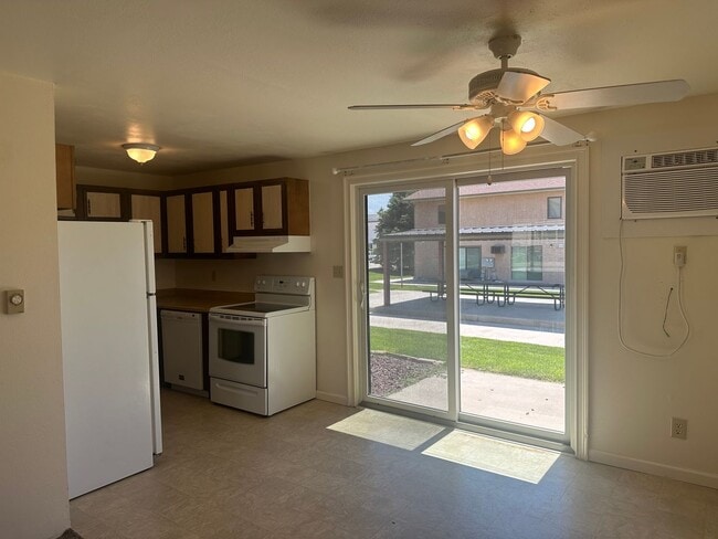 Building Photo - Two Bedroom, One and Half Bathroom Townhom...