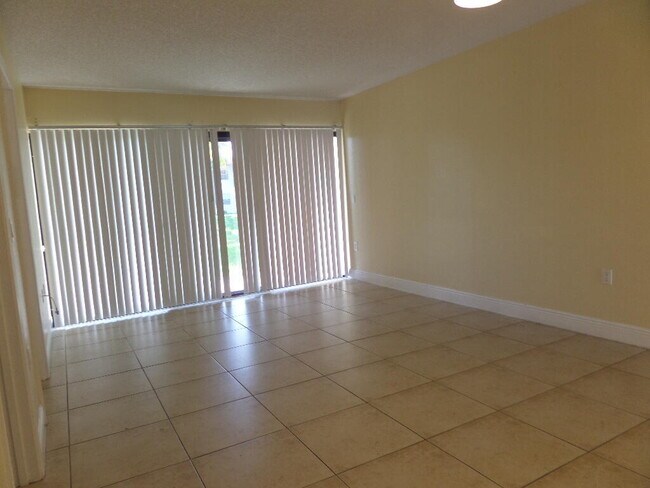 Foto del edificio - 1524 Lake Crystal Dr