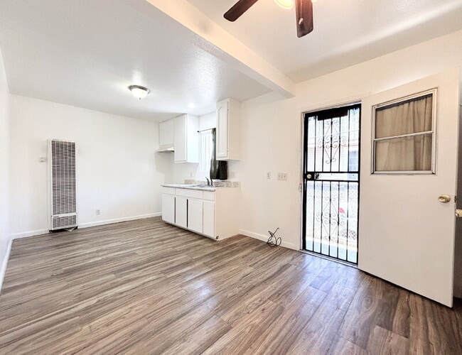 Building Photo - 950 Clela Ave