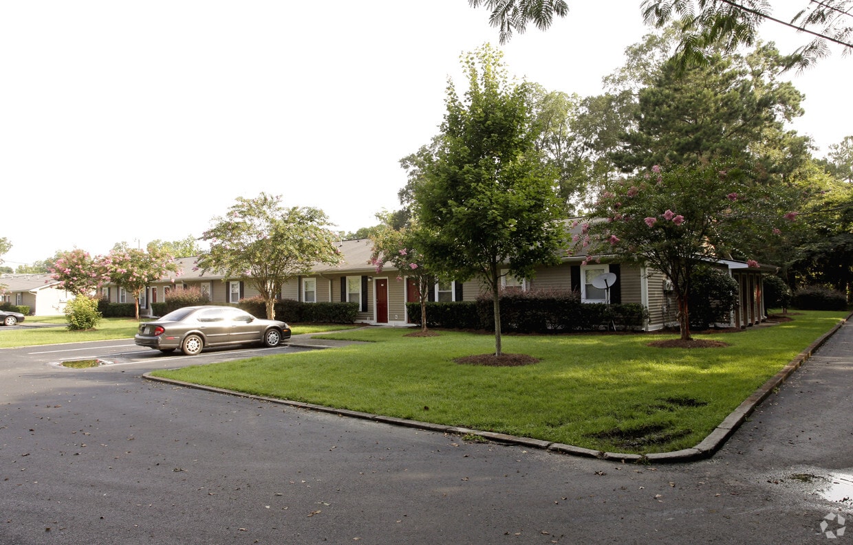 Building Photo - Wedgewood Apartments