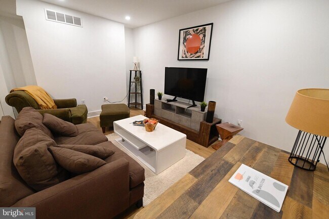 Building Photo - 1230 Penn St NE