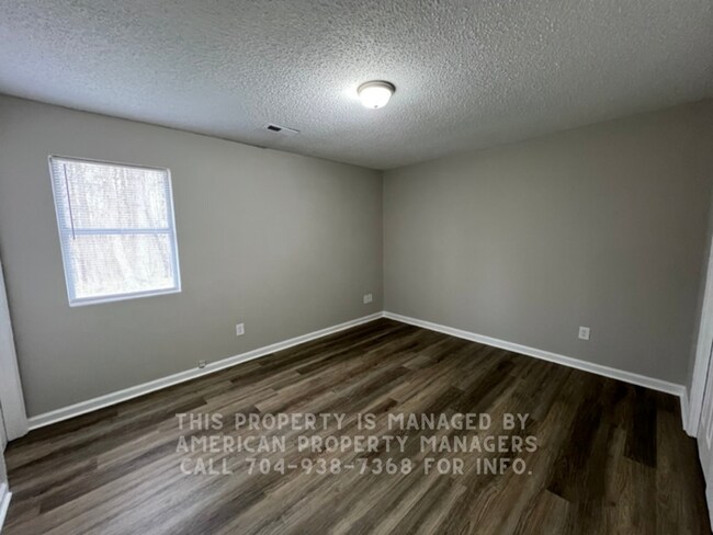 Building Photo - 318 Rustic Rd