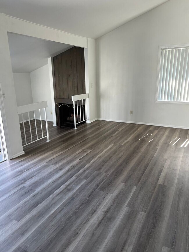 Foto del edificio - Upstairs Studio Condo in Huntington Harbor...