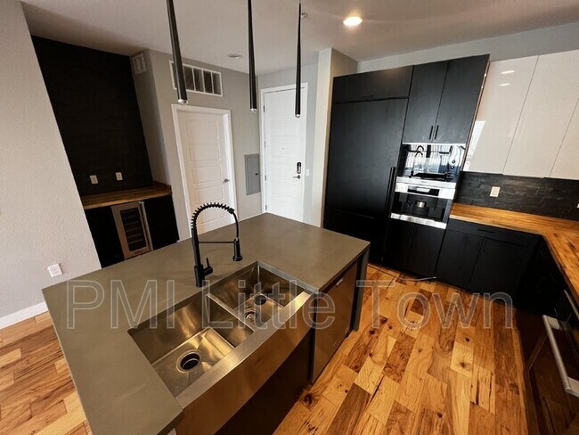 Foto del edificio - 460 E Fremont Pl