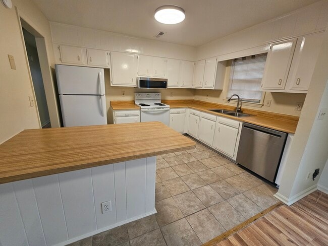 Building Photo - 1310 Avon Ct