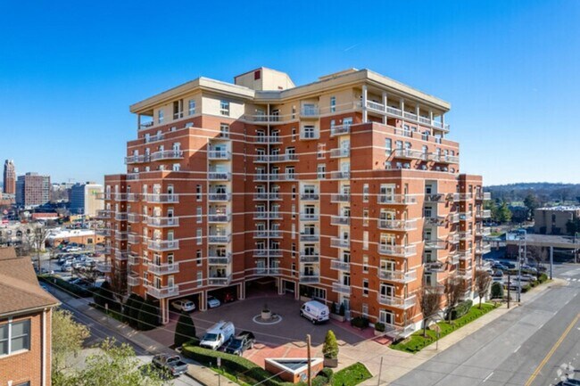 Foto del edificio - Luxury 2-Bedroom Condo with Downtown Views...