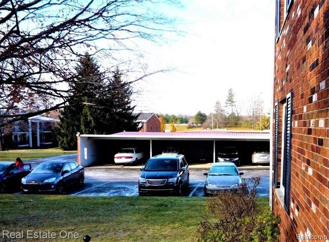 Building Photo - 480 Fox Hills Dr S