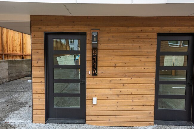 Foto del edificio - One year old Ballard townhome