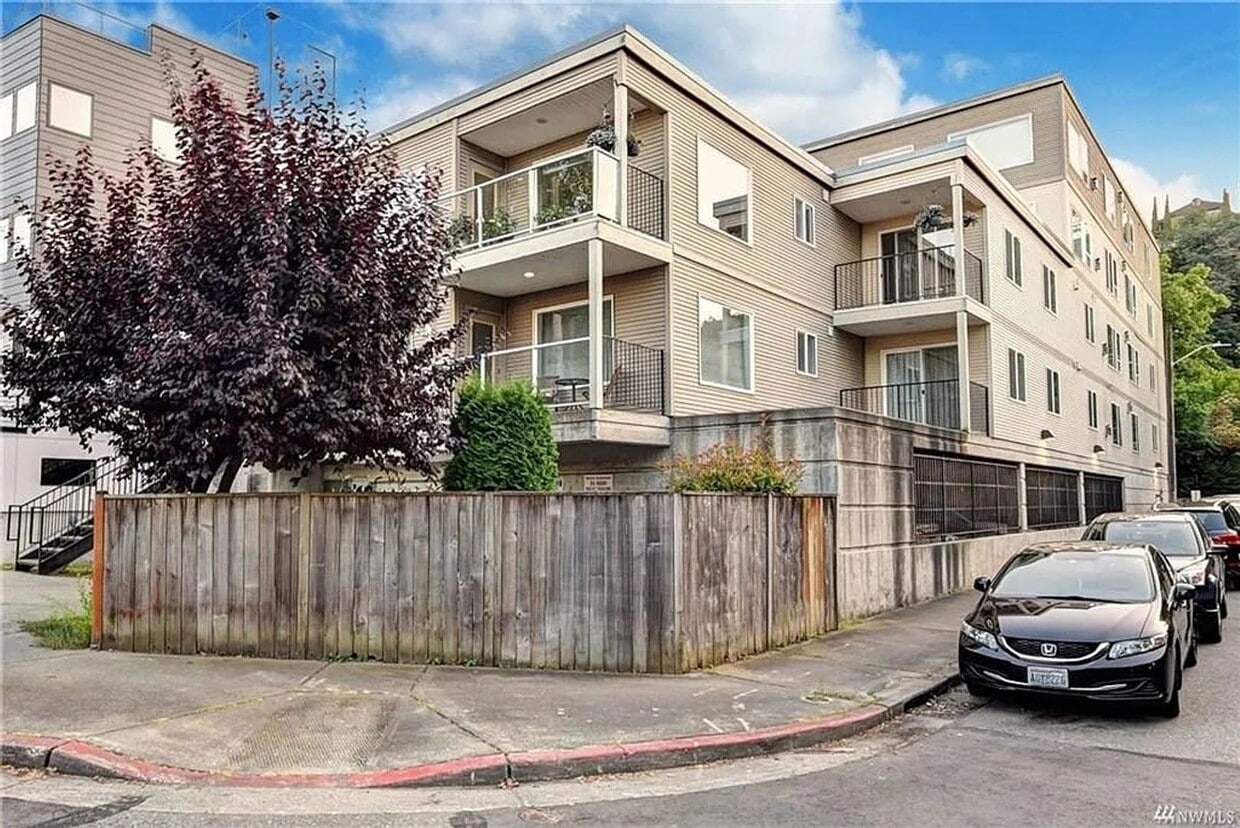 Primary Photo - Fresh & Contemporary 1 bed, 1 bath with la...