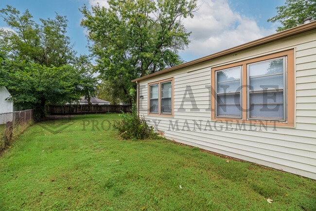 Building Photo - 1613 Green Acres St