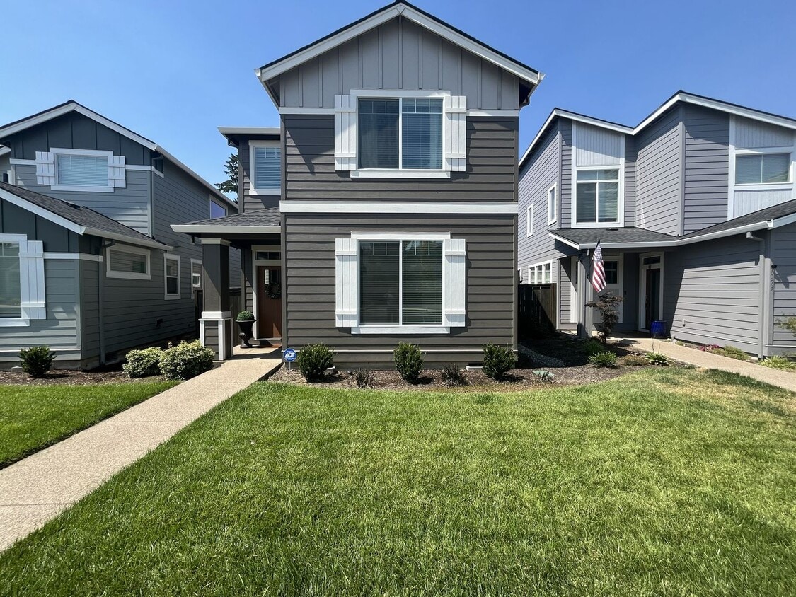New Hillsboro Home with Open Living, Large Kitchen, Loft Space & Attached Garage - New Hillsboro Home with Open Living, Large Kitchen, Loft Space & Attached Garage