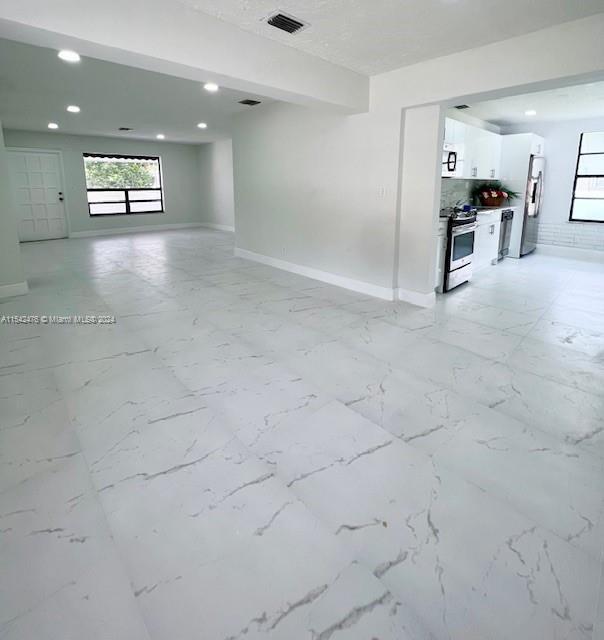 Building Photo - Listing 10