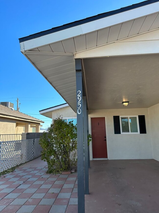 Building Photo - Updated 2 Bedroom Duplex! *THIS HOME IS CU...