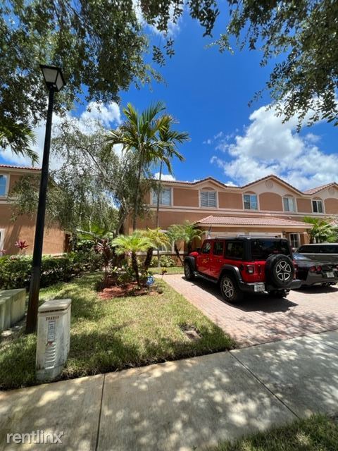 Building Photo - 3 br, 2.5 bath Townhome - Sunset Plaza