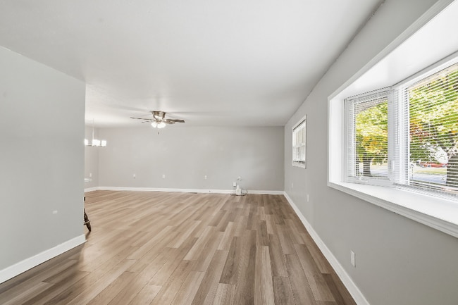 Building Photo - 5104 Elmhurst Dr