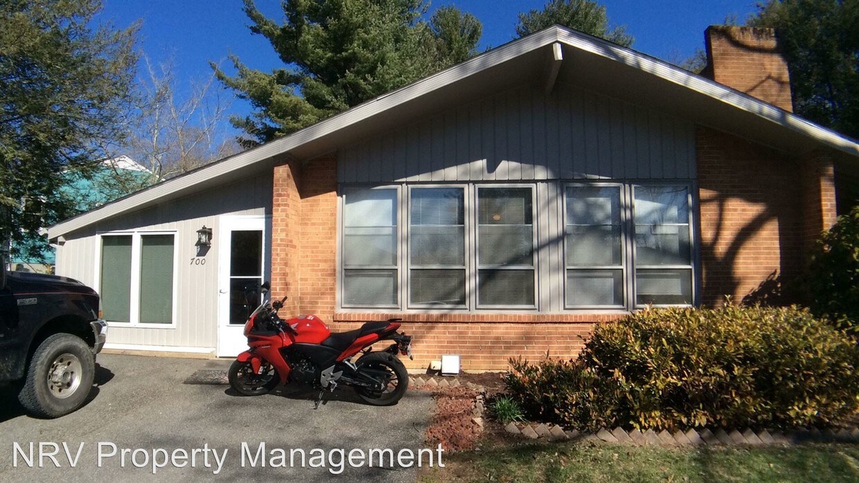 Primary Photo - 3 br, 2 bath House - 700 Burrus Drive