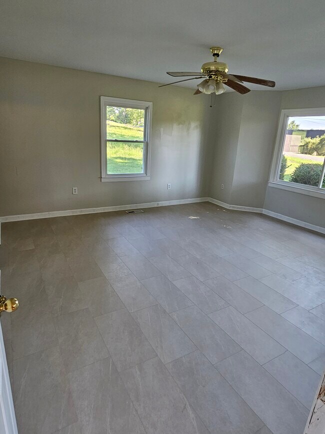 Foto del edificio - 495 Lakeshore Ln