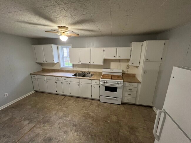 Kitchen - 89 Waterford St